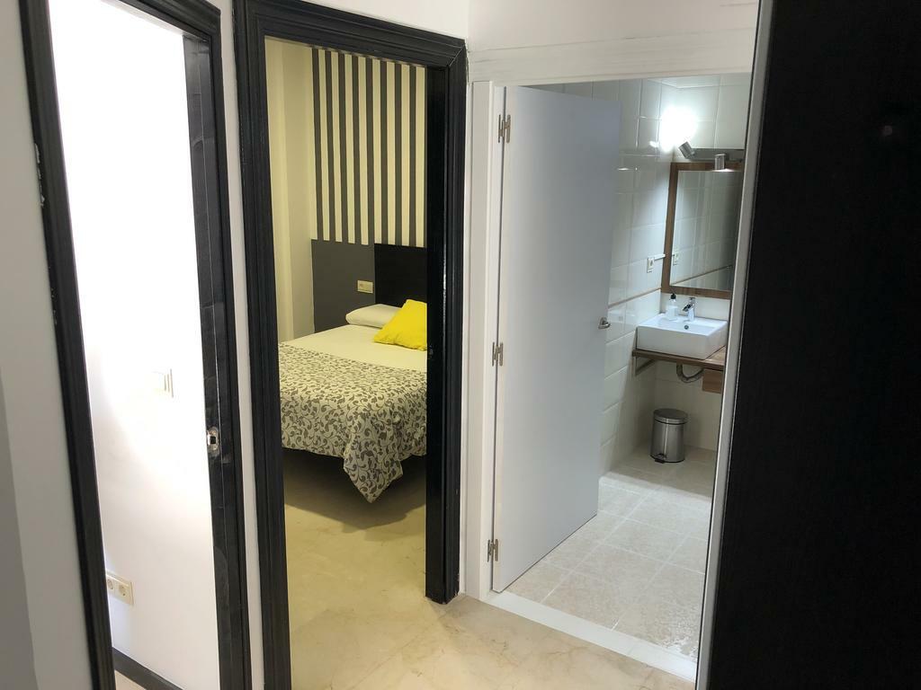 فندق Flats Friends Plaza De La Reina فالنسيا الغرفة الصورة