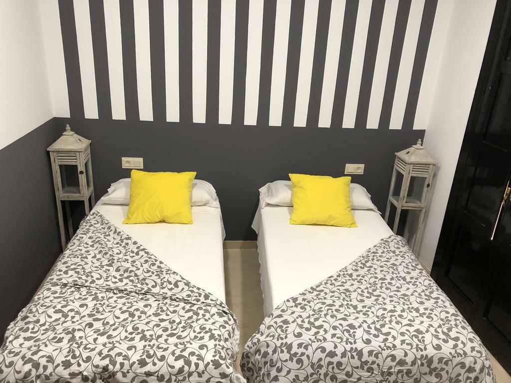 فندق Flats Friends Plaza De La Reina فالنسيا الغرفة الصورة